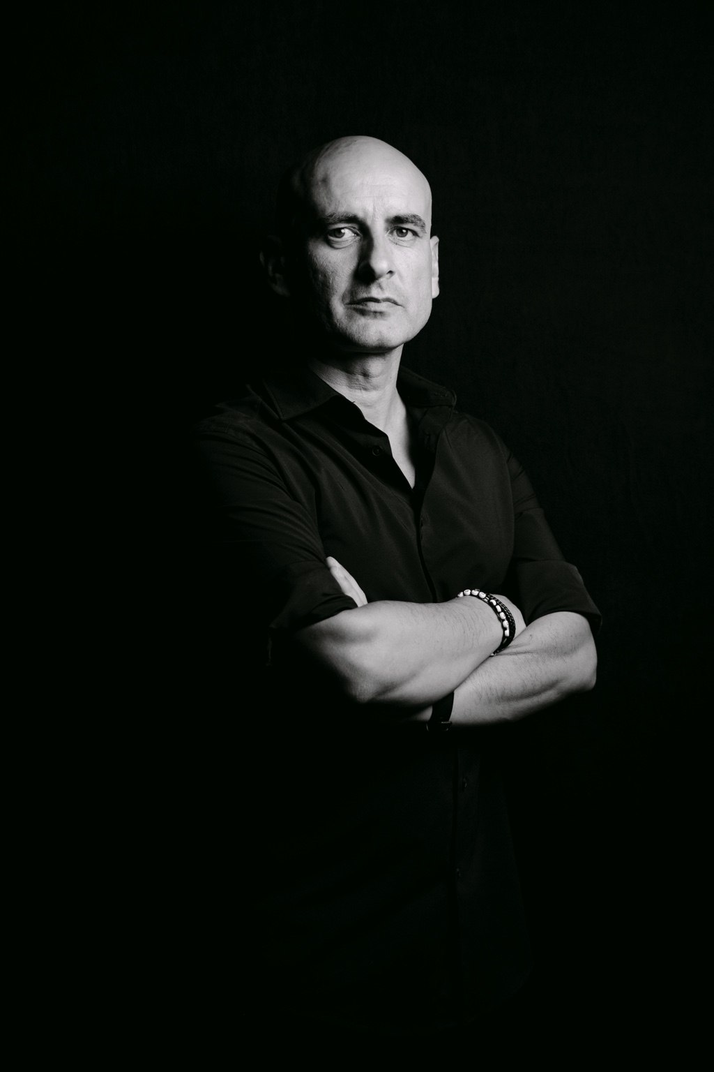Retrato a preto e branco de Perry Alves.
